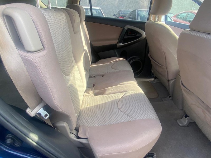 Toyota RAV4 Vehicle Full-screen Gallery Image 18