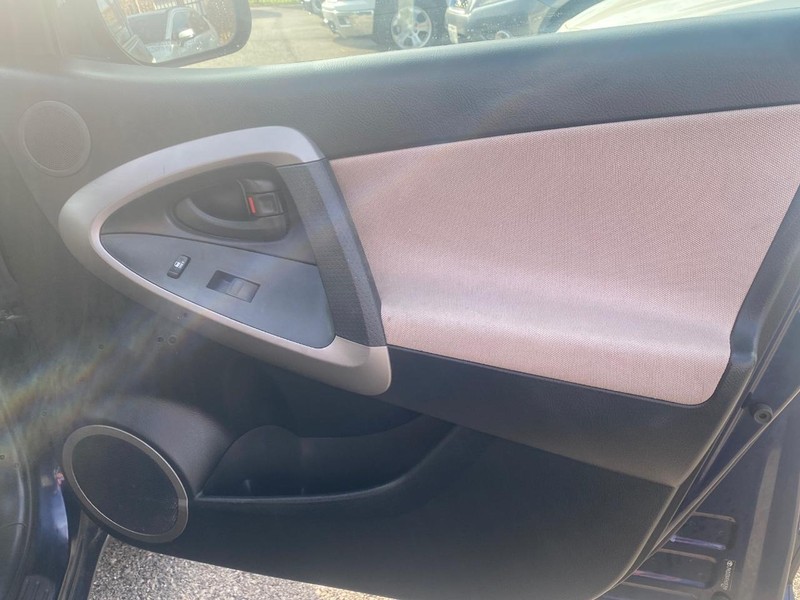 Toyota RAV4 Vehicle Full-screen Gallery Image 19