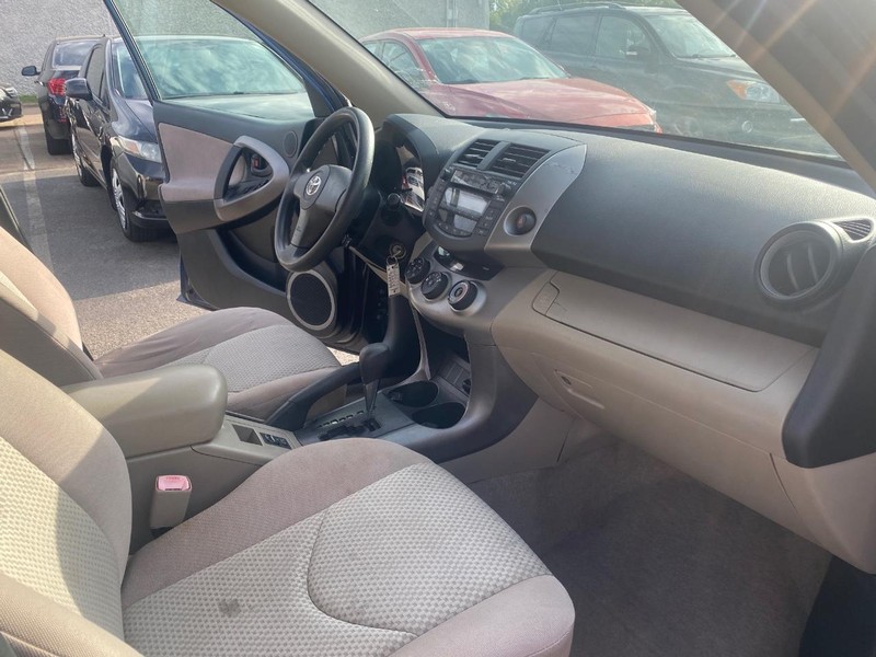 Toyota RAV4 Vehicle Full-screen Gallery Image 21