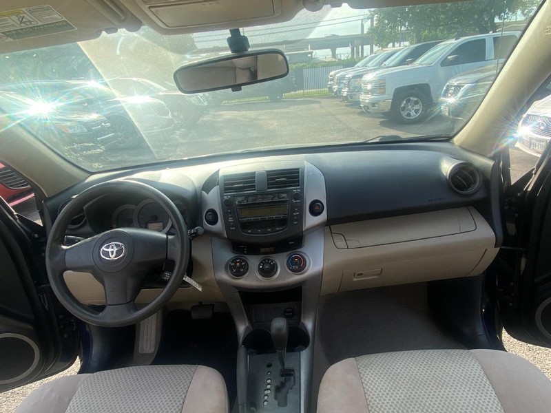 Toyota RAV4 Vehicle Full-screen Gallery Image 22