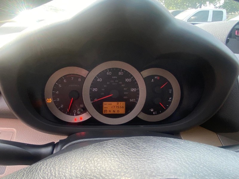 Toyota RAV4 Vehicle Full-screen Gallery Image 23