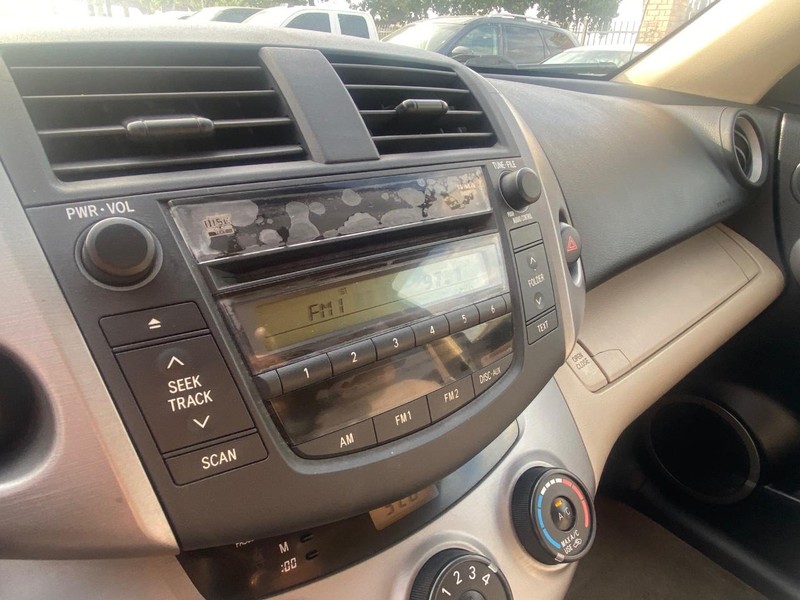 Toyota RAV4 Vehicle Full-screen Gallery Image 24