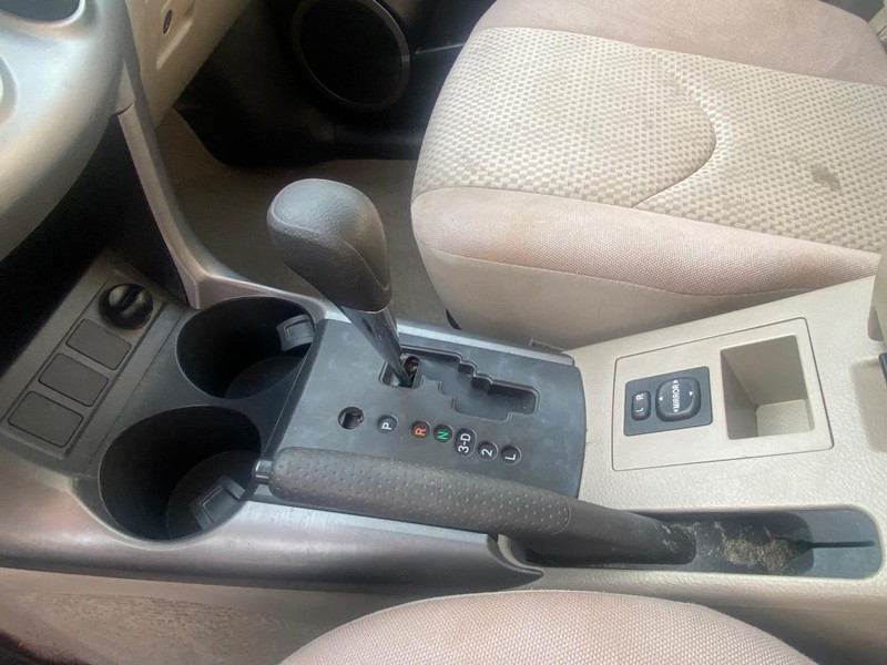 Toyota RAV4 Vehicle Full-screen Gallery Image 25