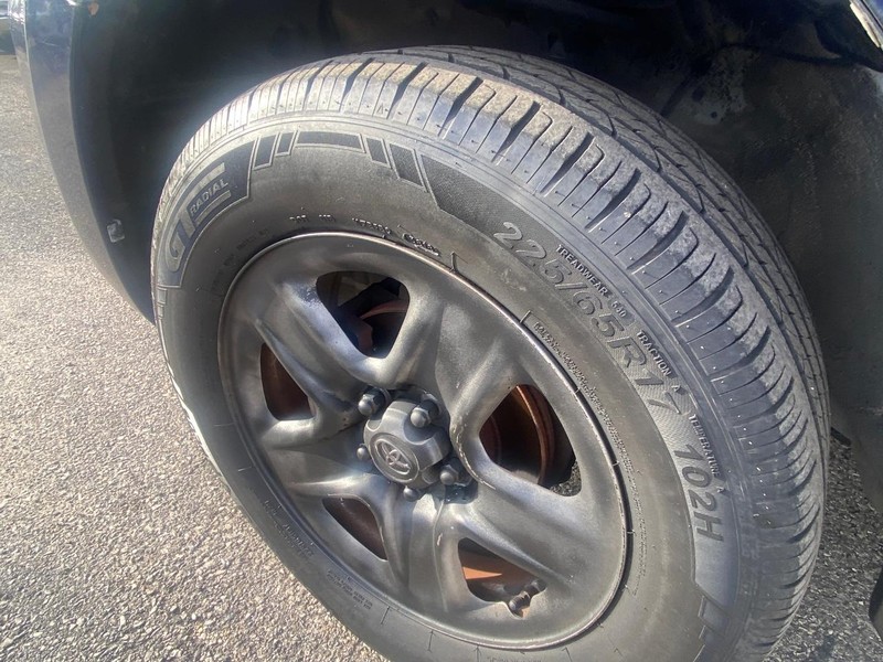 Toyota RAV4 Vehicle Full-screen Gallery Image 26