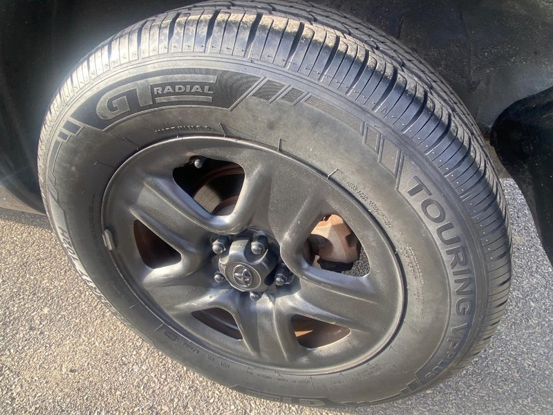 Toyota RAV4 Vehicle Full-screen Gallery Image 29