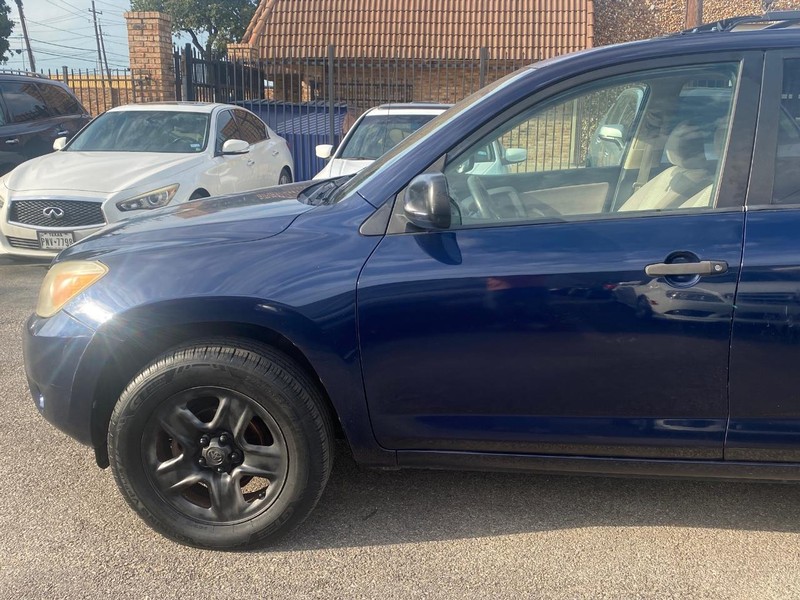 Toyota RAV4 Vehicle Full-screen Gallery Image 30