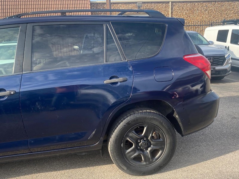 Toyota RAV4 Vehicle Full-screen Gallery Image 31
