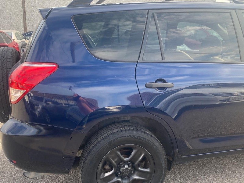 Toyota RAV4 Vehicle Full-screen Gallery Image 32