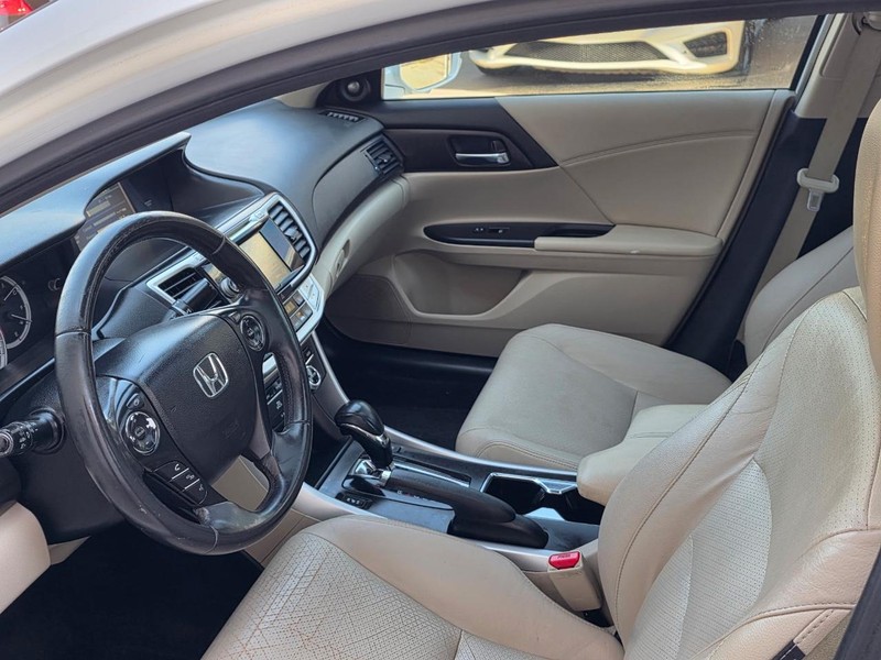 Honda Accord Sedan Vehicle Full-screen Gallery Image 07