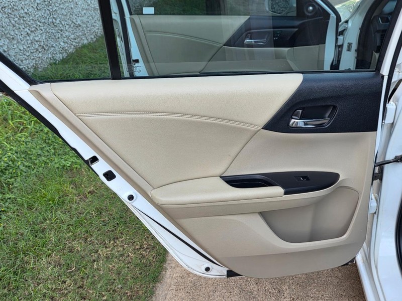 Honda Accord Sedan Vehicle Full-screen Gallery Image 08