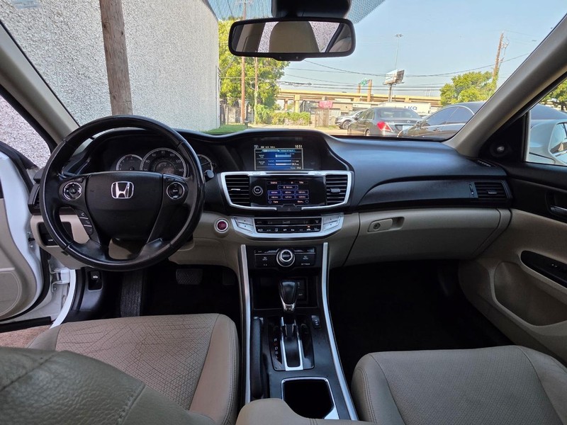 Honda Accord Sedan Vehicle Full-screen Gallery Image 11