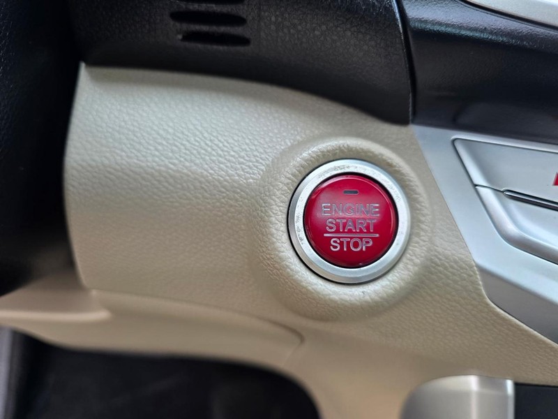Honda Accord Sedan Vehicle Full-screen Gallery Image 13