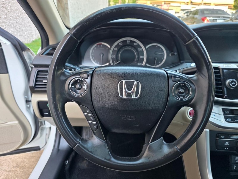 Honda Accord Sedan Vehicle Full-screen Gallery Image 16