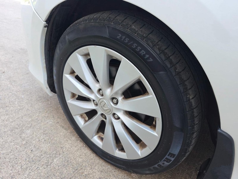 Honda Accord Sedan Vehicle Full-screen Gallery Image 17