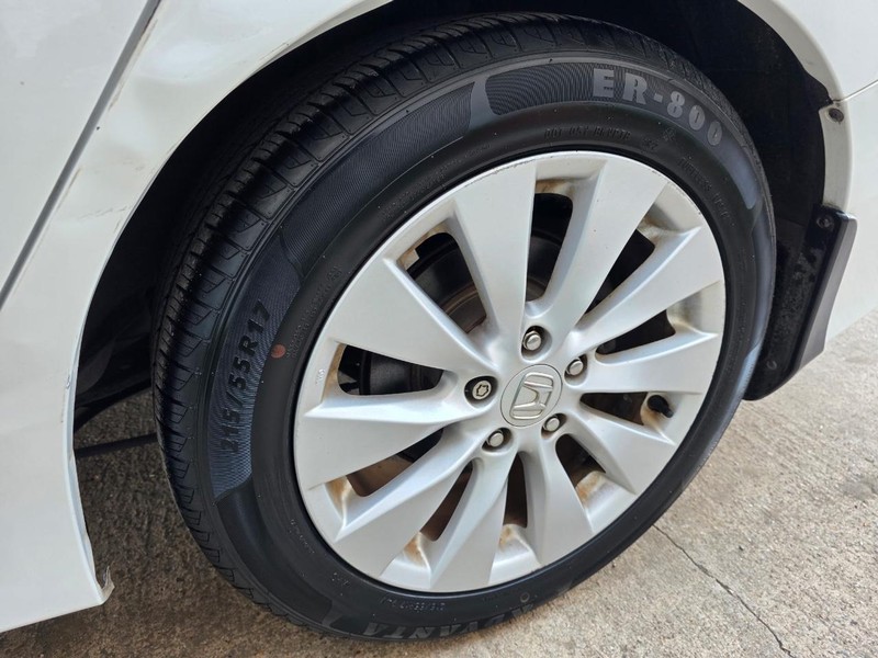 Honda Accord Sedan Vehicle Full-screen Gallery Image 18