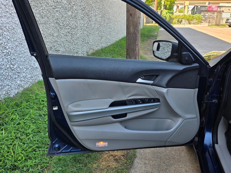 Honda Accord Sedan Vehicle Full-screen Gallery Image 04