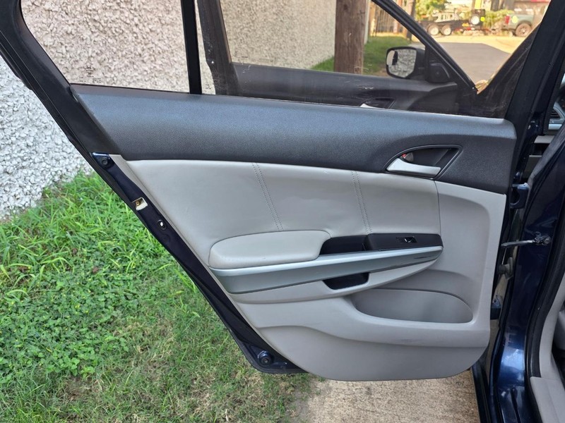 Honda Accord Sedan Vehicle Full-screen Gallery Image 08