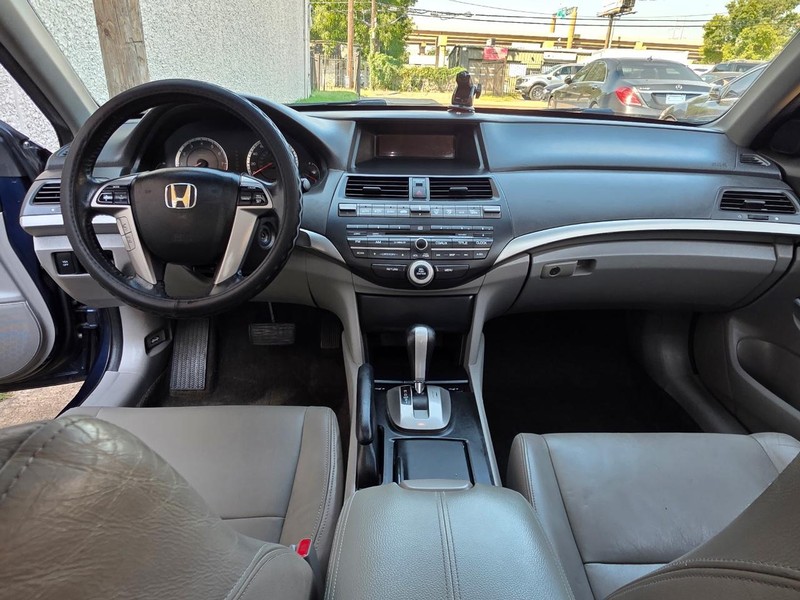 Honda Accord Sedan Vehicle Full-screen Gallery Image 13