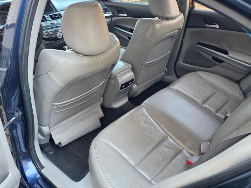 Honda Accord Sedan Vehicle Full-screen Gallery Image 14
