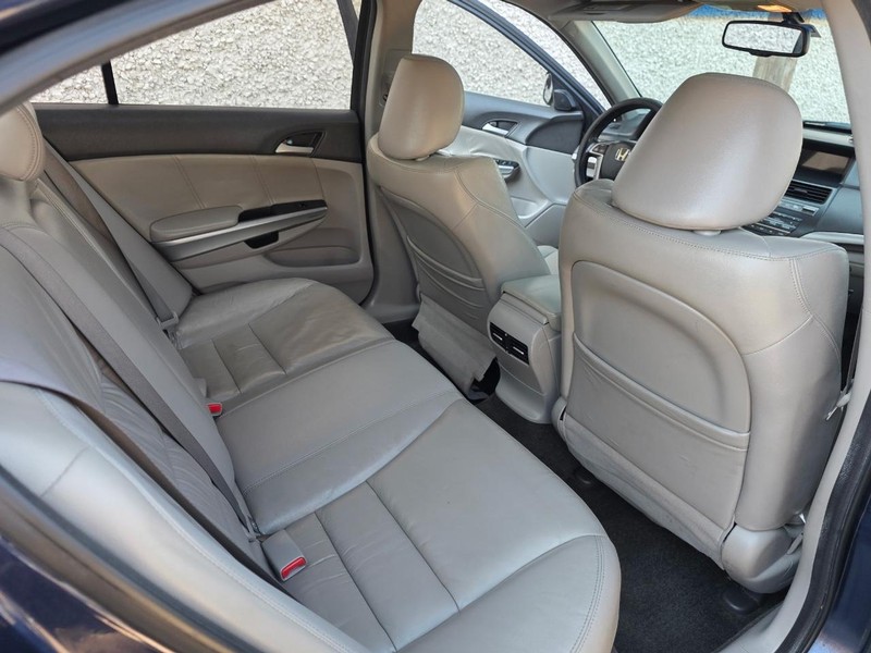 Honda Accord Sedan Vehicle Full-screen Gallery Image 16