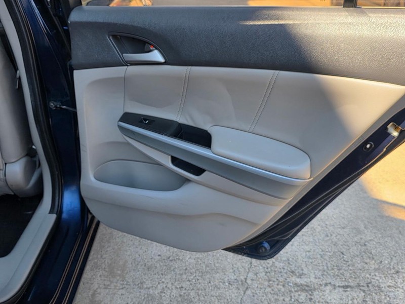 Honda Accord Sedan Vehicle Full-screen Gallery Image 17
