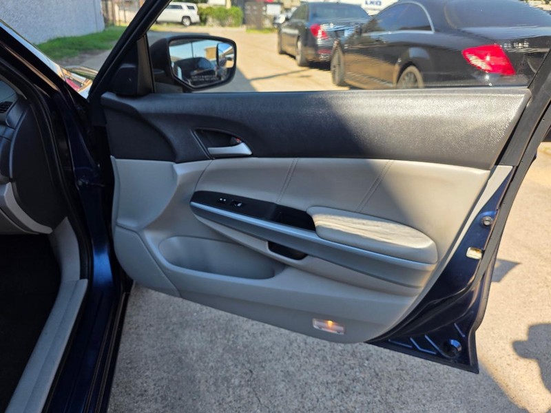 Honda Accord Sedan Vehicle Full-screen Gallery Image 21
