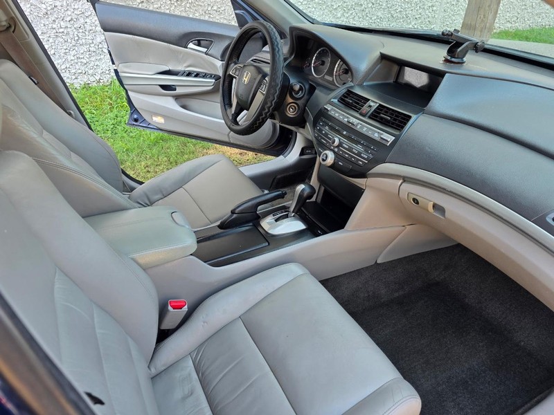 Honda Accord Sedan Vehicle Full-screen Gallery Image 22