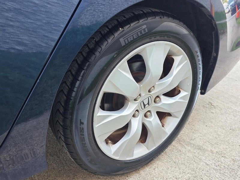 Honda Accord Sedan Vehicle Full-screen Gallery Image 25
