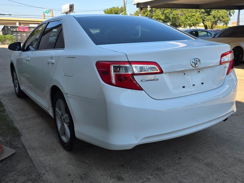 Toyota Camry Vehicle Full-screen Gallery Image 02