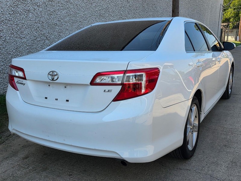 Toyota Camry Vehicle Full-screen Gallery Image 03