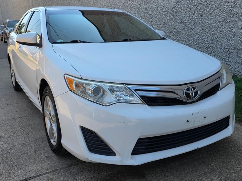Toyota Camry Vehicle Full-screen Gallery Image 04