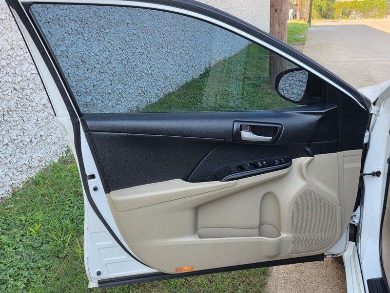 Toyota Camry Vehicle Full-screen Gallery Image 06