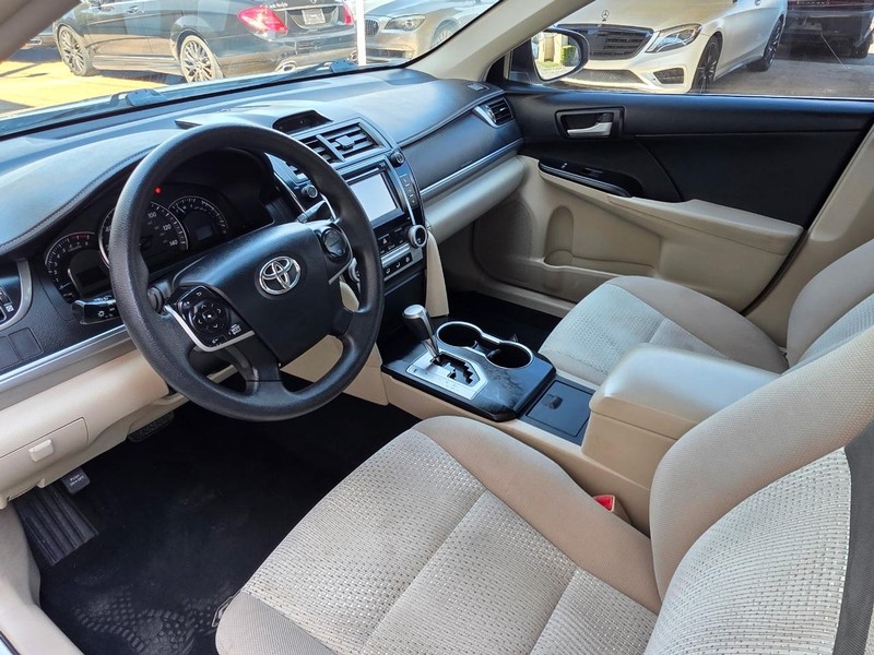 Toyota Camry Vehicle Full-screen Gallery Image 07