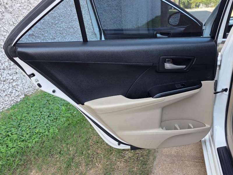 Toyota Camry Vehicle Full-screen Gallery Image 08