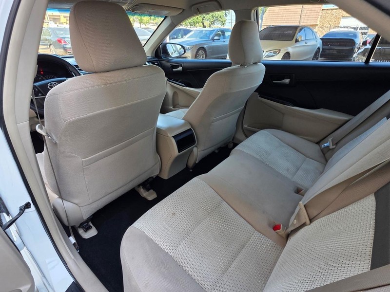 Toyota Camry Vehicle Full-screen Gallery Image 09