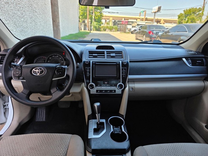 Toyota Camry Vehicle Full-screen Gallery Image 12