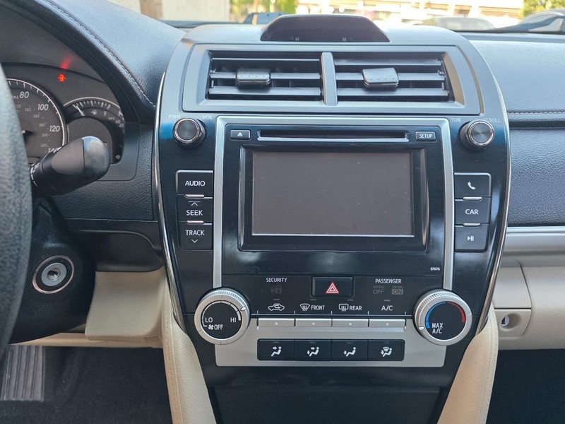 Toyota Camry Vehicle Full-screen Gallery Image 13