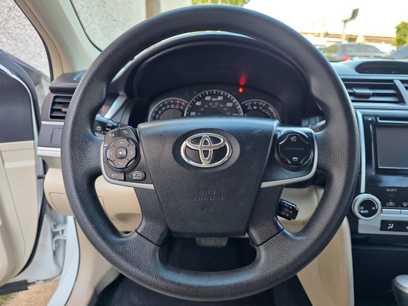 Toyota Camry Vehicle Full-screen Gallery Image 14
