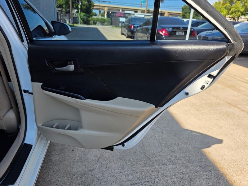 Toyota Camry Vehicle Full-screen Gallery Image 17