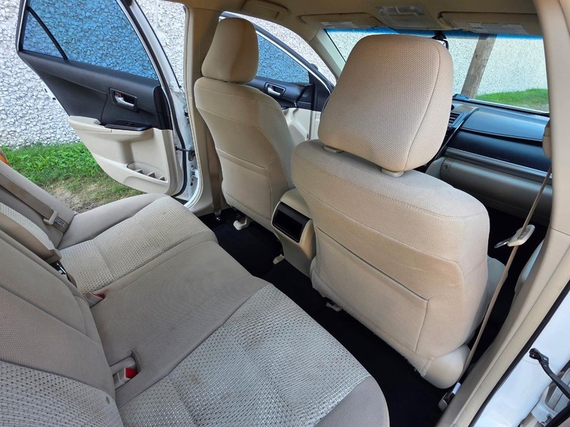 Toyota Camry Vehicle Full-screen Gallery Image 18
