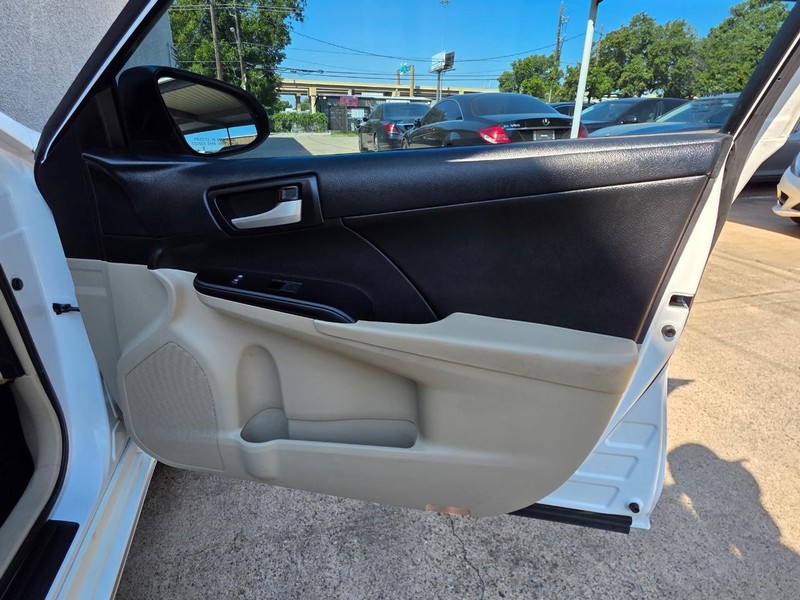 Toyota Camry Vehicle Full-screen Gallery Image 19