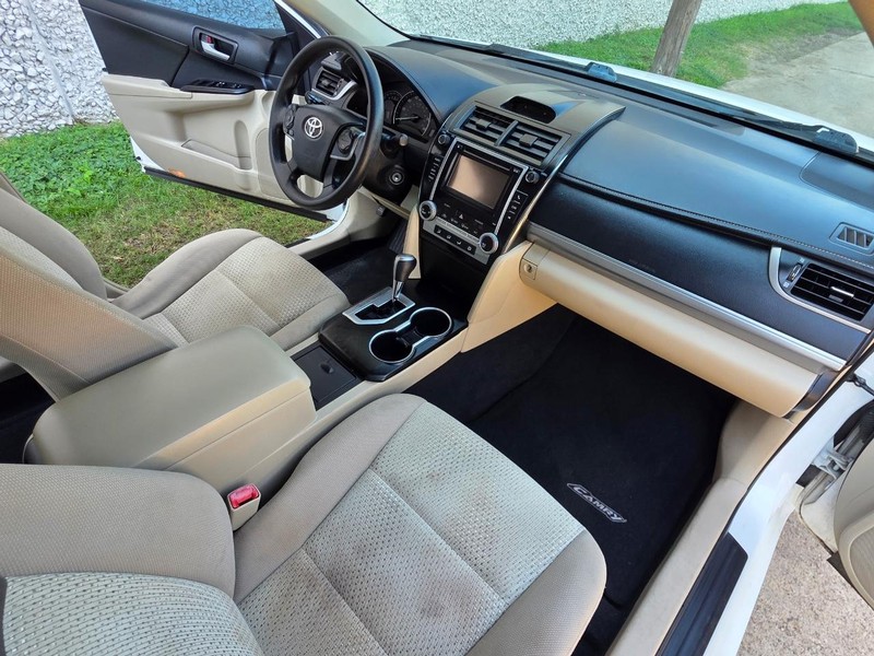 Toyota Camry Vehicle Full-screen Gallery Image 21