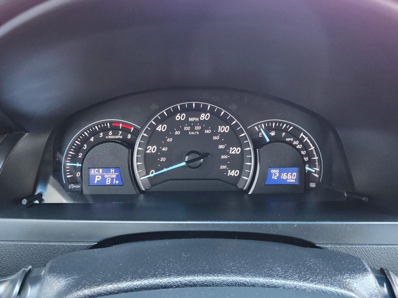 Toyota Camry Vehicle Full-screen Gallery Image 23
