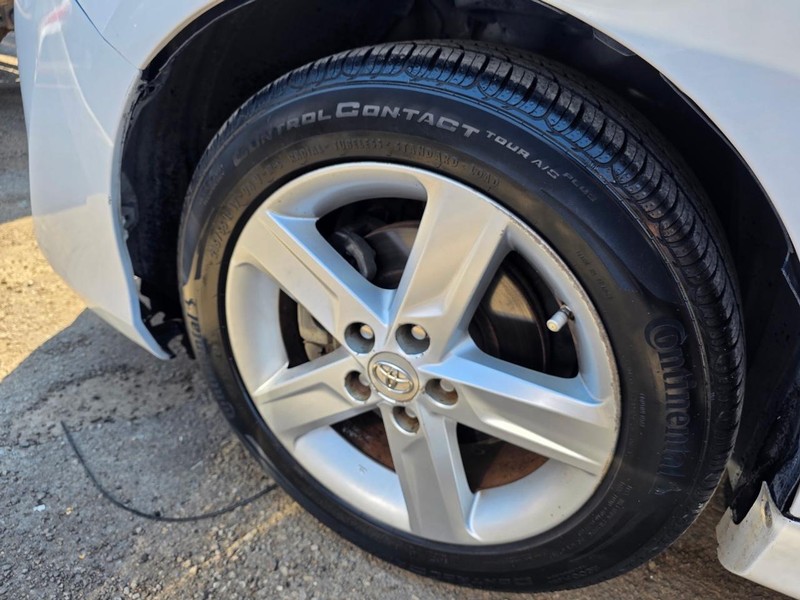 Toyota Camry Vehicle Full-screen Gallery Image 25