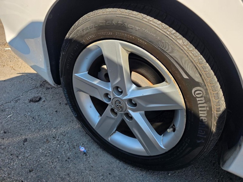 Toyota Camry Vehicle Full-screen Gallery Image 27