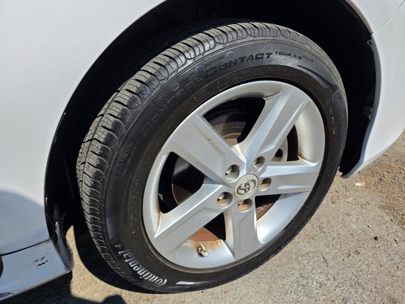 Toyota Camry Vehicle Full-screen Gallery Image 28