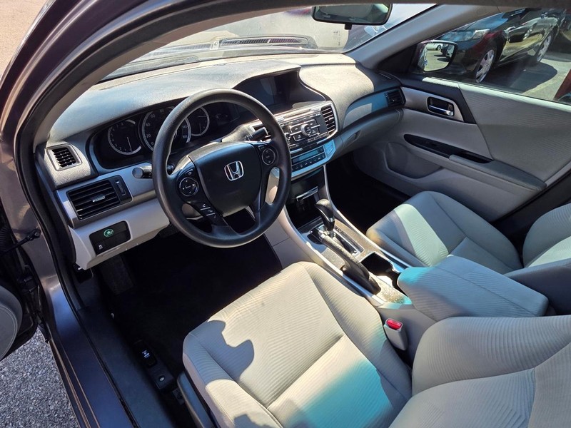 Honda Accord Sedan Vehicle Full-screen Gallery Image 06