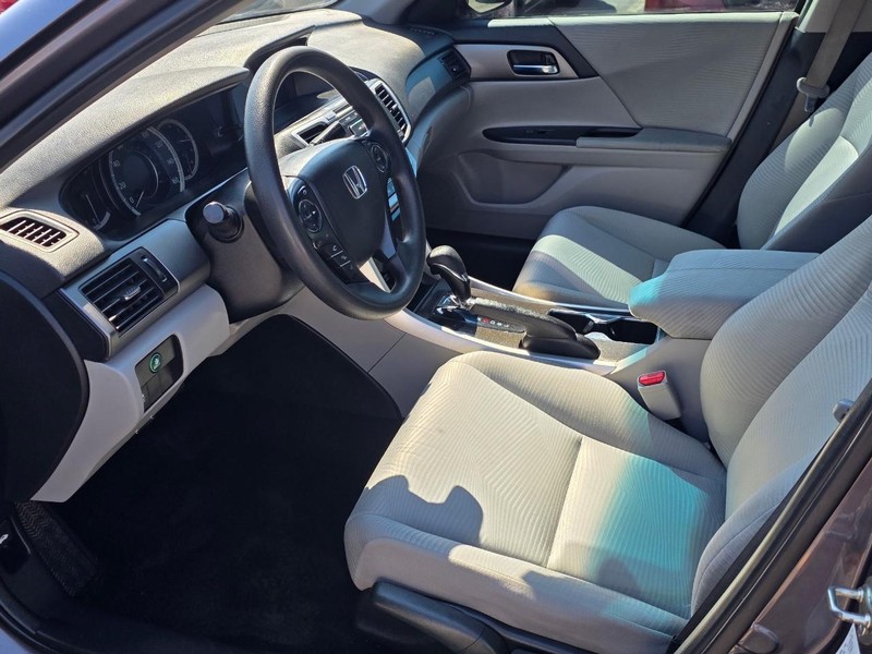 Honda Accord Sedan Vehicle Full-screen Gallery Image 07