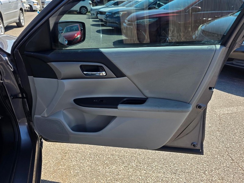 Honda Accord Sedan Vehicle Full-screen Gallery Image 16