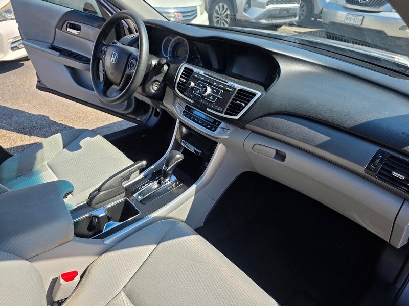 Honda Accord Sedan Vehicle Full-screen Gallery Image 17